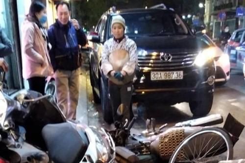 Hà Nội: Ô tô 'điên' đâm liên tiếp hàng loạt xe máy trên phố Thái Thịnh