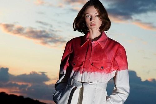 Jumpsuit là xu hướng mới cho mùa xuân 2021