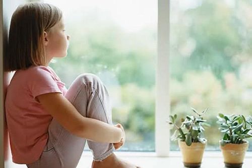 Bé gái 8 tuổi bị tắc ruột vì hội chứng 'nghiện ăn tóc'