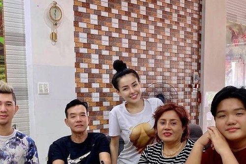 Ngân 98 mặc chiếc áo có hình phản cảm chụp ảnh cùng bố mẹ
