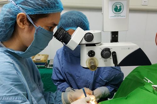 Mộng bò qua mắt, người phụ nữ suýt mù