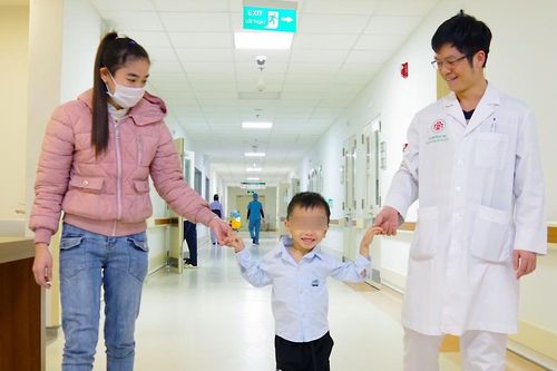 Phẫu thuật thành công cho bệnh nhi 3 tuổi vẹo cột sống bẩm sinh