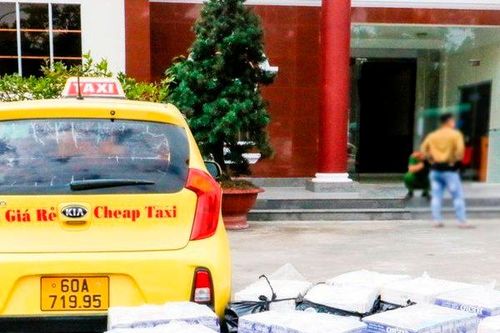 Bắt giữ xe ô tô chở hàng nghìn bao thuốc lá ngoại nhập lậu