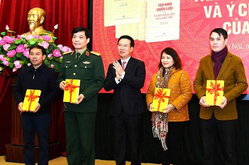 Giới thiệu cuốn sách ''Tầm nhìn chiến lược và ý chí vươn lên của dân tộc''