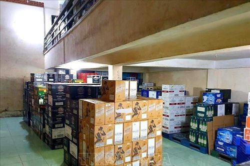 Phát hiện kho chứa hàng nghìn chai rượu lậu tại TPHCM