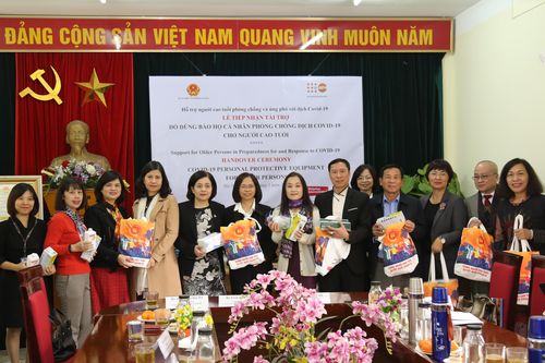 Cung cấp thiết bị bảo hộ hỗ trợ người cao tuổi ứng phó với COVID-19