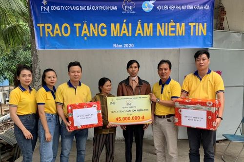 Trao 2 'Mái ấm niềm tin' cho phụ nữ nghèo ở Cam Lâm và Cam Ranh