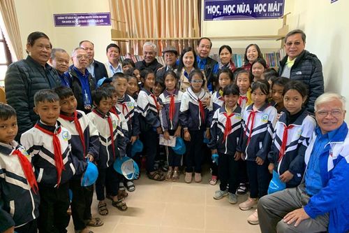 Bàn giao thư viện khuyến học cho người dân và học sinh vùng xa