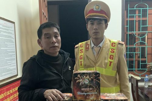 Bắt quả tang nam thanh niên vận chuyển 20kg pháo nổ đi tiêu thụ