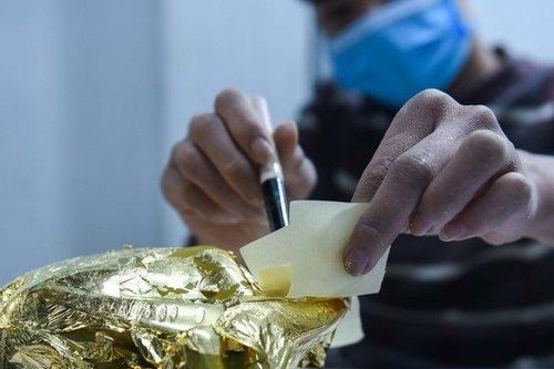 Cận cảnh công đoạn tạo ra siêu phẩm trâu dát vàng cho Tết Tân Sửu