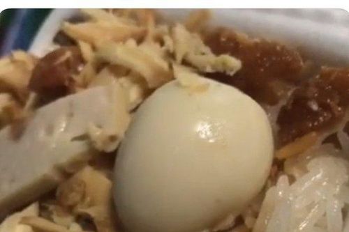 Clip: Mở hộp xôi vừa mua, cô gái tá hỏa khi thấy thứ này bò lổm ngổm