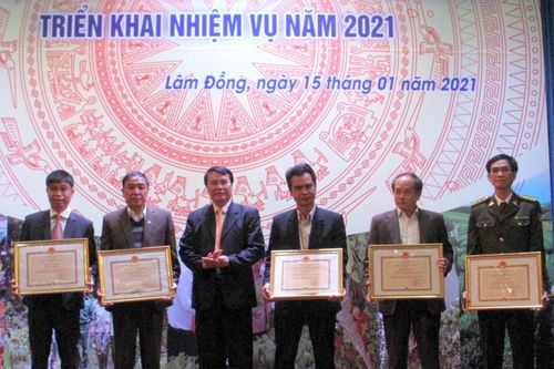 Hướng đến nền nông nghiệp hiện đại; bảo vệ và phát triển rừng bền vững; tiếp tục xây dựng nông thôn mới kiểu mẫu