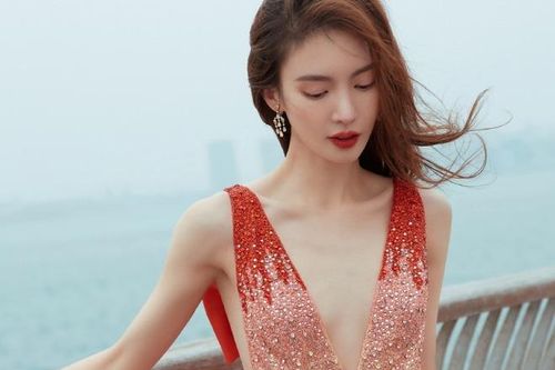 Sao nữ Hoa ngữ cắn răng chụp ảnh dưới thời tiết âm độ