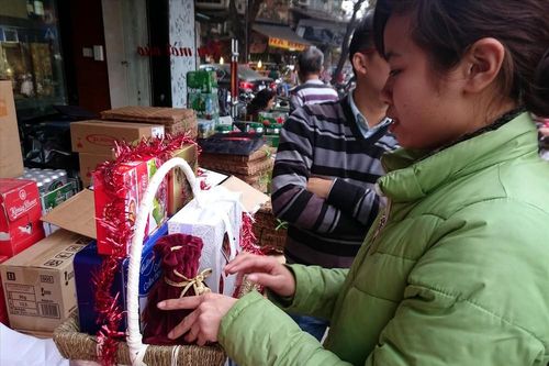 Giỏ quà Tết bình dân hút khách