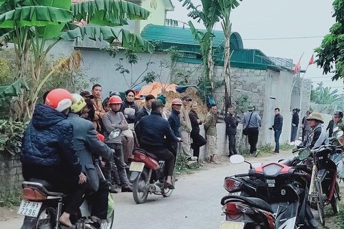 Người dân tá hỏa phát hiện ba người thương vong trong ngôi nhà khóa trái cửa