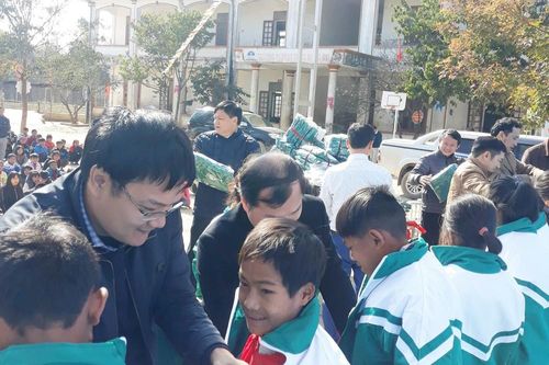 Sở Giao thông Vận tải Nghệ An tặng quà học sinh xã Keng Đu, huyện Kỳ Sơn