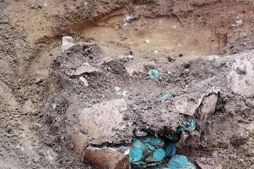 Đi cày ruộng vô tình gặp ngay kho báu đầy tiền vàng, bạc cổ