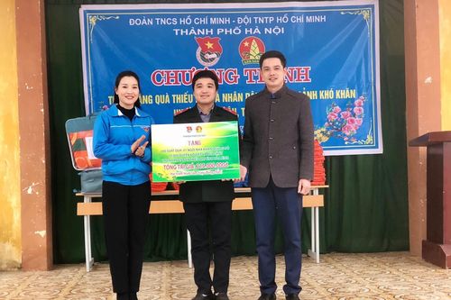 Hơn 600 phần quà tặng thiếu nhi có hoàn cảnh khó khăn Mai Châu, Hòa Bình