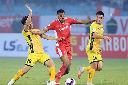 HLV Trương Việt Hoàng cho rằng Viettel thua do vắng thủ lĩnh; Thêm một HLV chê mặt sân ở V.League tệ
