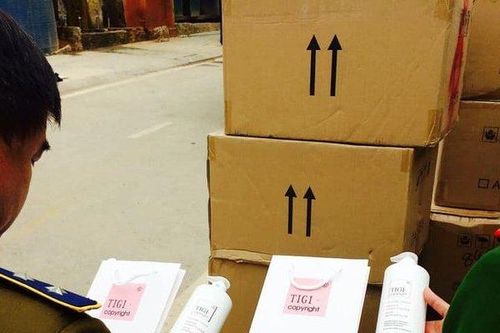 Thu giữ hơn 5 tấn dầu gội trôi nổi gắn mác 'nước ngoài xịn'