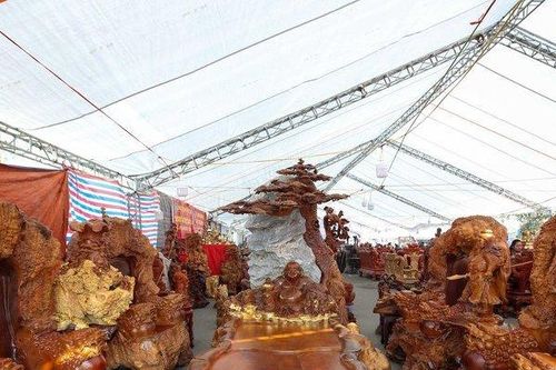 Bộ bàn ghế 'khủng' giá gần 3 tỉ có gì đặc biệt?