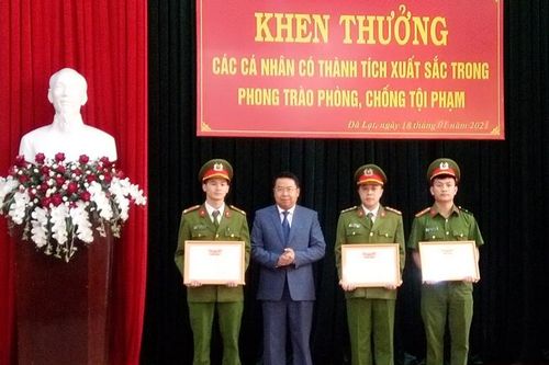 Chủ tịch UBND thành phố Đà Lạt khen thưởng các cán bộ công an trong phòng chống tội phạm