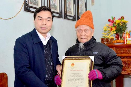 Đồng chí Trưởng Ban Tổ chức Tỉnh ủy Ma Thế Hồng tặng quà Tết tại huyện Chiêm Hóa