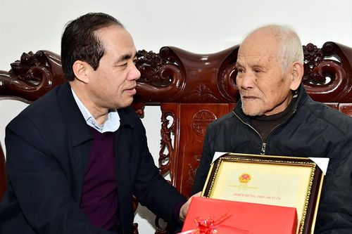 Đồng chí Bí thư Tỉnh ủy Chẩu Văn Lâm tặng quà gia đình chính sách, người cao tuổi thành phố Tuyên Quang