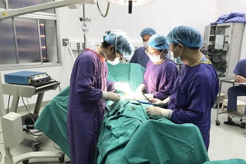 Nhập viện sau khi cắt bao quy đầu ở phòng khám tư