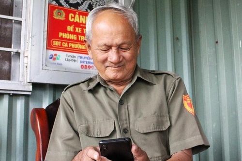 Ông lão 10 năm giúp người Sài Gòn chống ngập, từng suýt chết vì nước cuốn