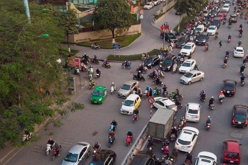 Clip: Bất chấp biển cấm, hàng loạt ô tô, xe máy quay đầu cực nguy hiểm