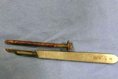 Say bí tỉ, người đàn ông bị bạn nhét đinh ốc dài 6cm vào 'chỗ hiểm'