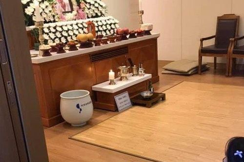 Cô gái gục ngã trước di ảnh bạn trai: 'Em vẫn muốn mãi được bên anh'