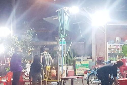 Nhóm 5 người vác dao chém vợ chồng chủ quán ăn vỉa hè