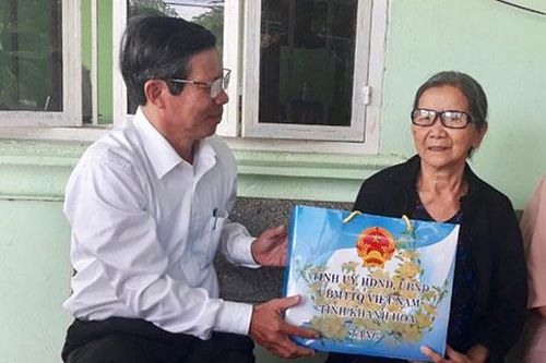 Thăm, tặng quà các gia đình chính sách tiêu biểu huyện Cam Lâm