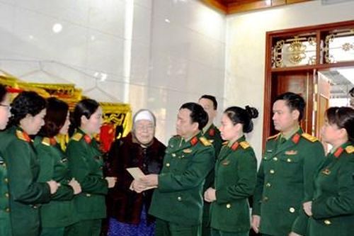 Giúp người dân vùng lũ đón Tết