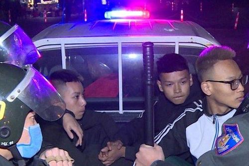 Xử lý nhóm thanh thiếu niên đánh võng, ép xe, ném đá Cảnh sát cơ động