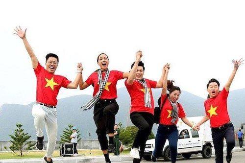 Hoa hậu H'hen Niê gửi gắm thông điệp yêu nước đến giới trẻ