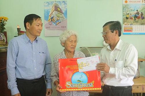 Thăm, tặng quà các gia đình nguyên cán bộ lãnh đạo chủ chốt của tỉnh