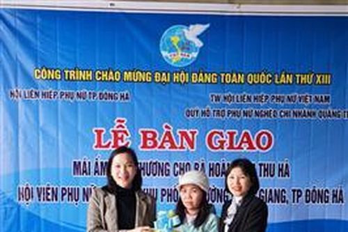 Bàn giao 'Mái ấm tình thương' cho phụ nữ nghèo