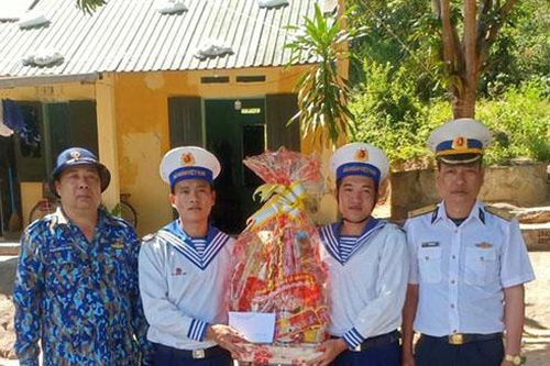 Chính ủy Lữ đoàn 957 thăm, chúc Tết các chiến sĩ đang làm nhiệm vụ