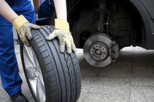 Tá hỏa khi hai bánh xe bật tung khỏi xe tải 18 bánh