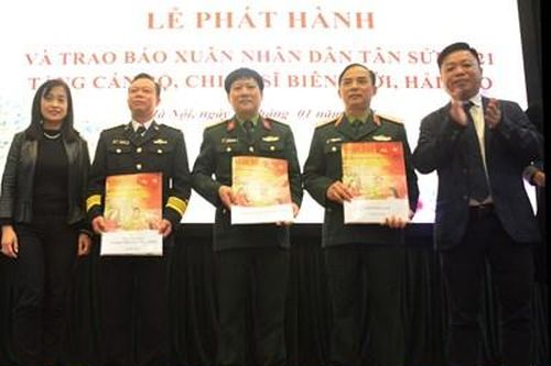Báo Nhân Dân gửi 50.000 bản báo Tết tặng cán bộ, chiến sĩ biên giới, hải đảo