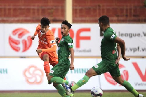 Thất bại trước tân binh của V-League, HLV trưởng Sài Gòn lại đổ lỗi cho mặt sân