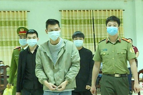 Bàn giao ba người Trung Quốc nhập cảnh trái phép cho công an xử lý