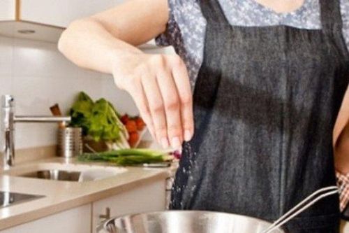 Cho những thứ này vào, món ăn sẽ bớt mặn mà chẳng cần thêm nước