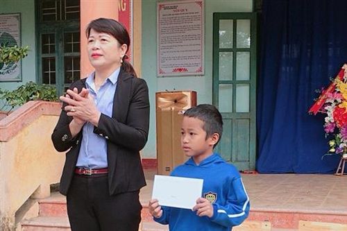 Học sinh nghèo trả lại hơn 7 triệu đồng cho người đánh mất