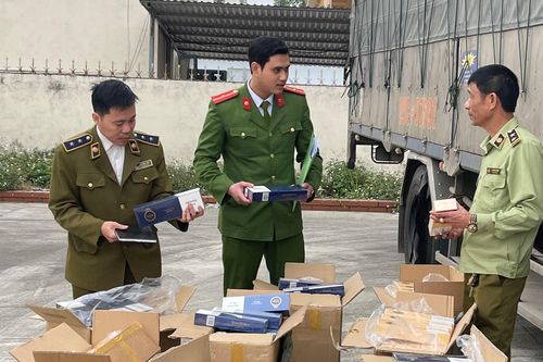 Bắt giữ xe tải chở 4.500 bao thuốc lá lậu