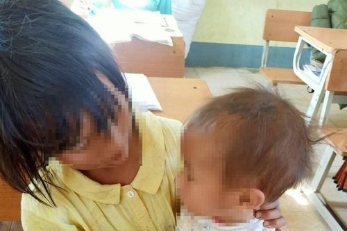 Nghẹn lòng cảnh trò lớp 4 cõng em tới lớp học bài