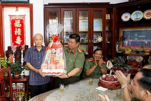 Công an Cần Thơ thăm và chúc Tết các nguyên lãnh đạo Công an thành phố qua các thời kỳ